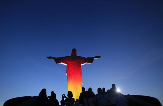 Patung Kristus sang Pengampun bermandikan cahaya bendera Jerman