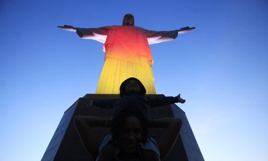 Patung Kristus sang Pengampun bermandikan cahaya bendera Jerman