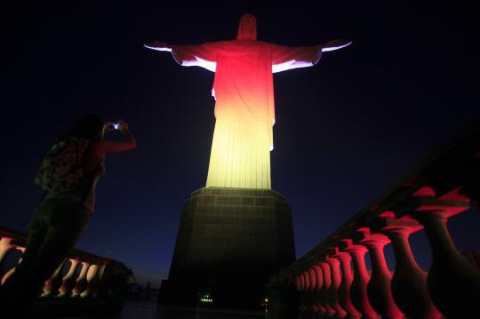 Patung Kristus sang Pengampun bermandikan cahaya bendera Jerman