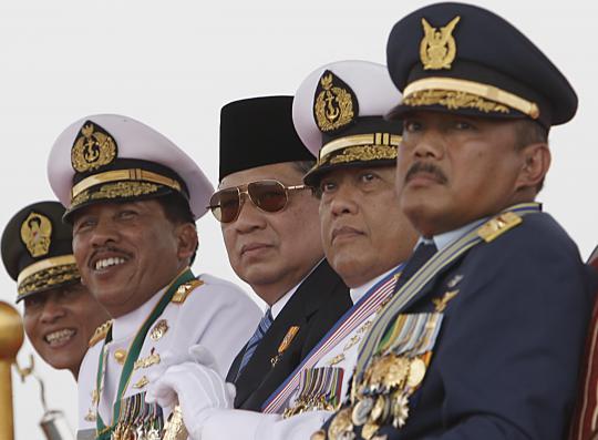 Presiden SBY saksikan atraksi udara pada perayaan HUT TNI