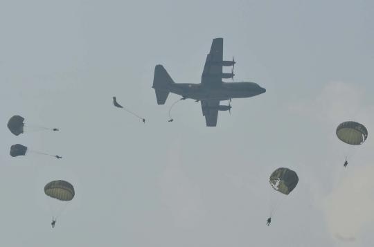 Atraksi udara warnai perayaan HUT TNI ke-67