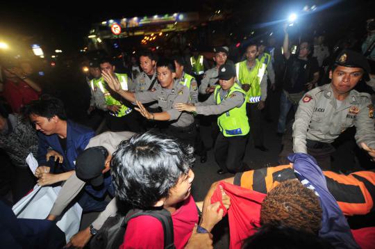 Demo selamatkan KPK, massa bentrok dengan polisi