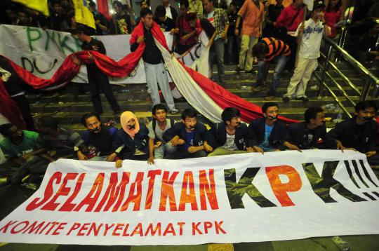 Demo selamatkan KPK, massa bentrok dengan polisi