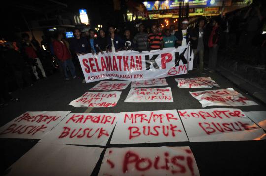 Demo selamatkan KPK, massa bentrok dengan polisi