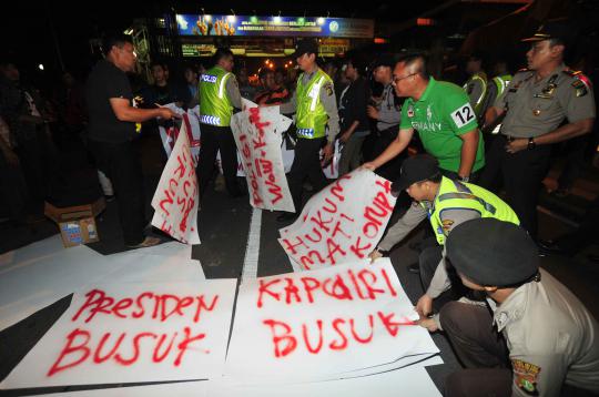 Demo selamatkan KPK, massa bentrok dengan polisi