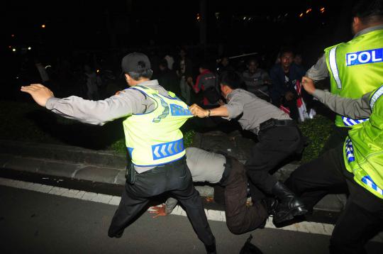 Demo selamatkan KPK, massa bentrok dengan polisi