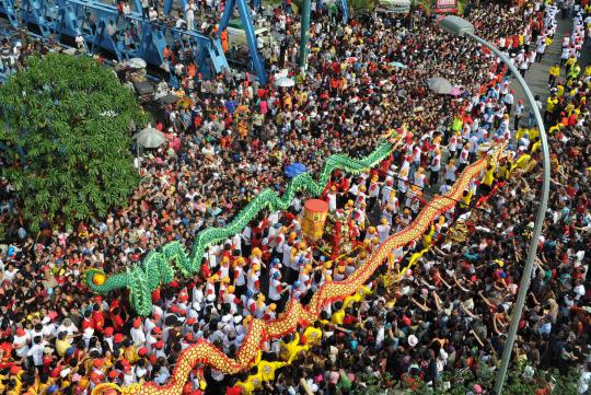 Dua naga di antara arak-arakan Taopekong