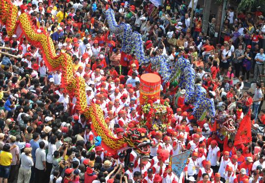 Dua naga di antara arak-arakan Taopekong