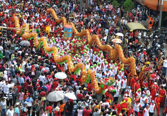 Dua naga di antara arak-arakan Taopekong