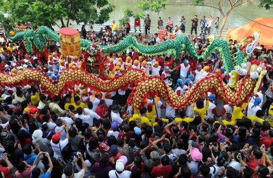 Dua naga di antara arak-arakan Taopekong