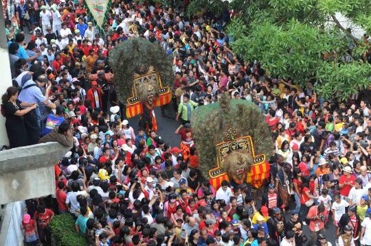 Dua naga di antara arak-arakan Taopekong