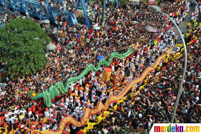 Foto : Dua naga di antara arak-arakan Taopekong merdeka.com