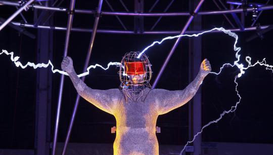 Aksi maut pesulap David Blaine dengan 1 juta volt listrik