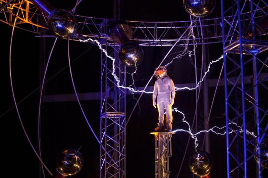 Aksi maut pesulap David Blaine dengan 1 juta volt listrik