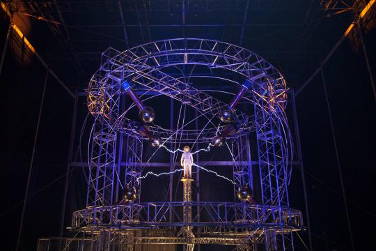 Aksi maut pesulap David Blaine dengan 1 juta volt listrik