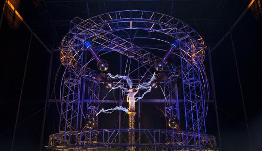 Aksi maut pesulap David Blaine dengan 1 juta volt listrik