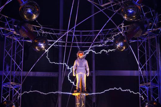 Aksi maut pesulap David Blaine dengan 1 juta volt listrik