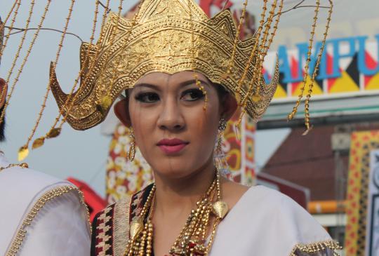 Cantiknya gadis Lampung saat Karnaval Tapis