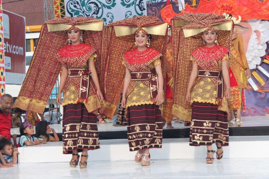 Cantiknya gadis Lampung saat Karnaval Tapis