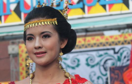 Cantiknya gadis Lampung saat Karnaval Tapis