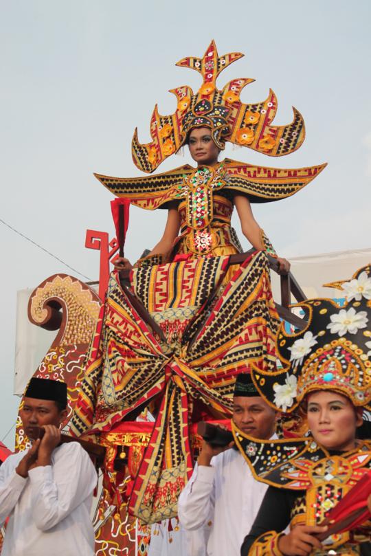 Cantiknya gadis Lampung saat Karnaval Tapis