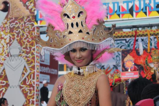 Cantiknya gadis Lampung saat Karnaval Tapis