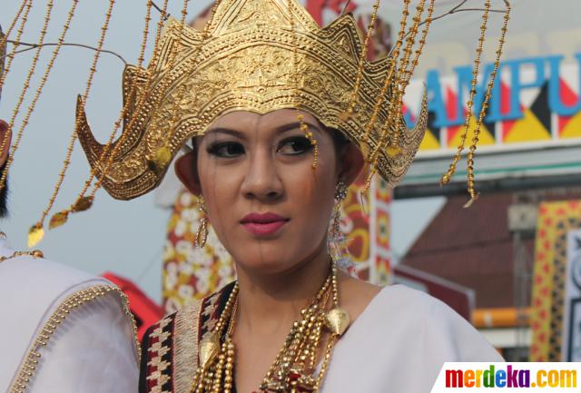 Foto : Cantiknya gadis Lampung saat Karnaval Tapis 