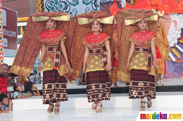 Foto : Cantiknya gadis Lampung saat Karnaval Tapis 