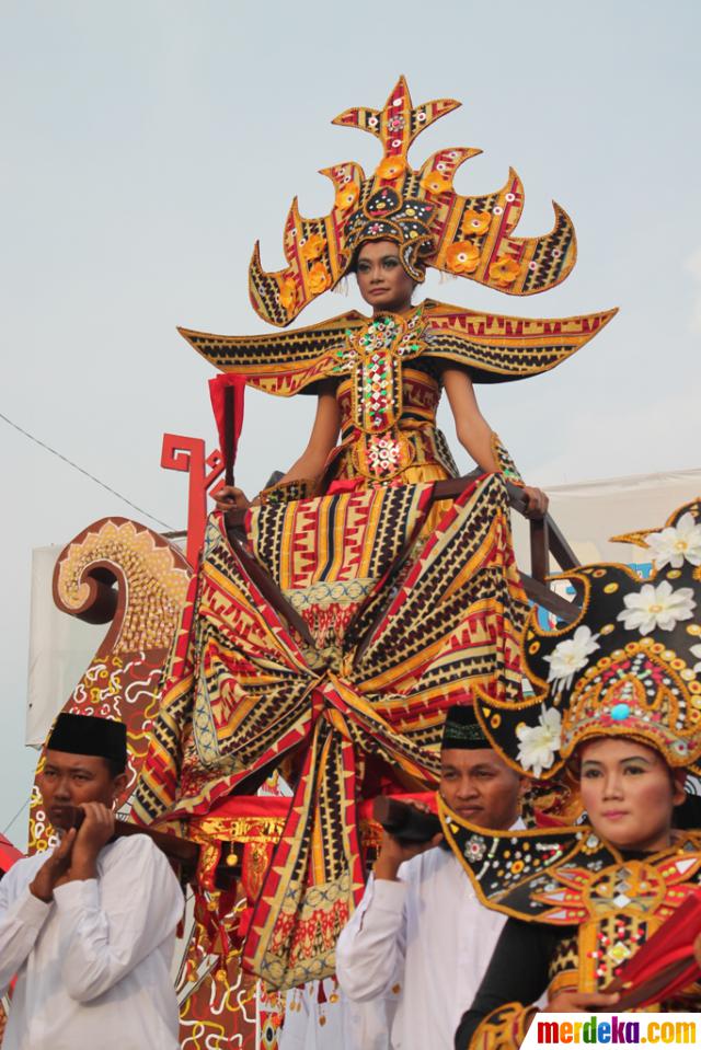 Foto : Cantiknya gadis Lampung saat Karnaval Tapis 