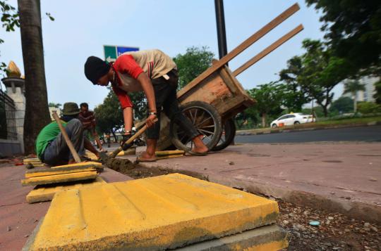 Pembangunan jalur khusus tunanetra di Sudirman