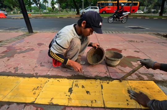 Pembangunan jalur khusus tunanetra di Sudirman