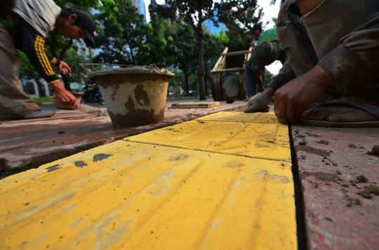 Pembangunan jalur khusus tunanetra di Sudirman