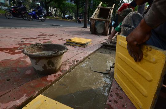 Pembangunan jalur khusus tunanetra di Sudirman