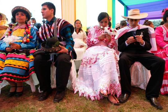 Peserta nikah massal di Peru berpakaian unik