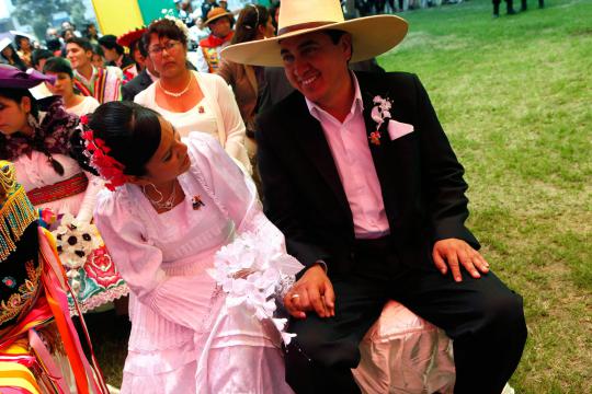 Peserta nikah massal di Peru berpakaian unik