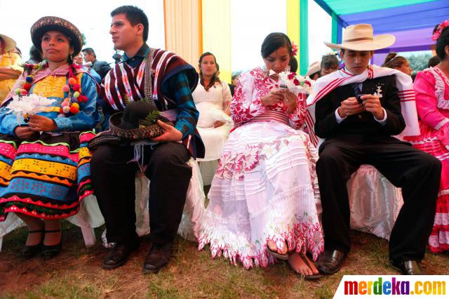 Foto Peserta nikah massal di Peru berpakaian unik 