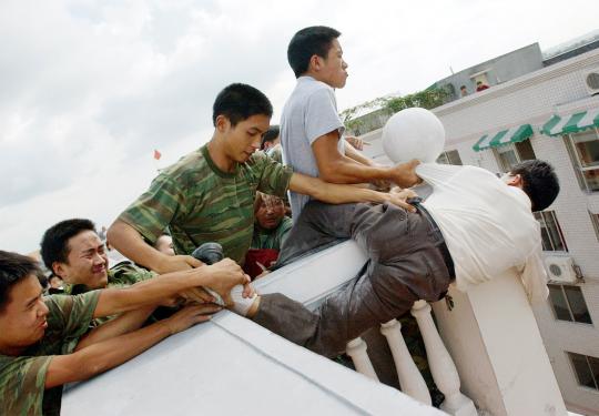 Aksi percobaan bunuh diri yang tertangkap kamera di China