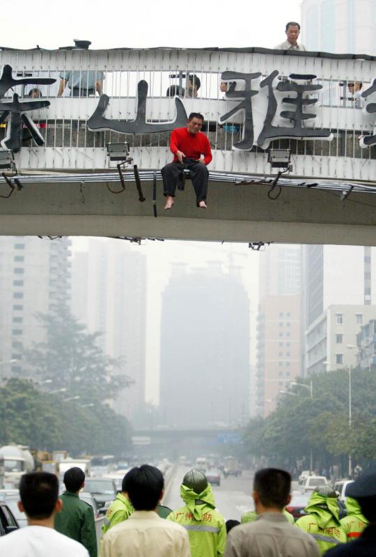 Aksi percobaan bunuh diri yang tertangkap kamera di China