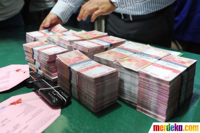 Foto Polisi amankan uang  palsu senilai 1 miliar  merdeka com