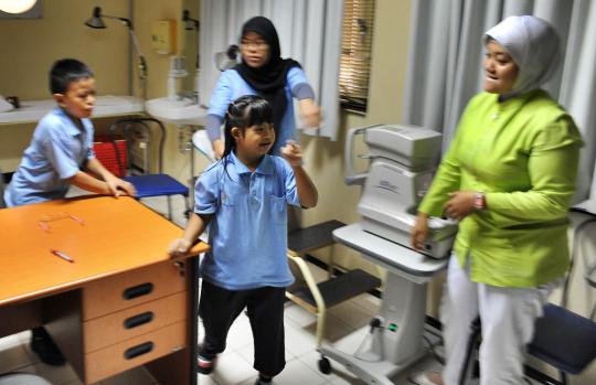 Murid sekolah down syndrome mengikuti periksa mata