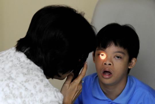 Murid sekolah down syndrome mengikuti periksa mata