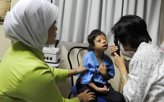 Murid sekolah down syndrome mengikuti periksa mata