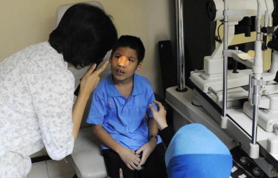 Murid sekolah down syndrome mengikuti periksa mata