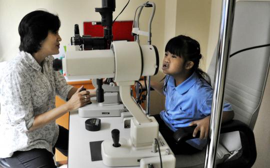 Murid sekolah down syndrome mengikuti periksa mata