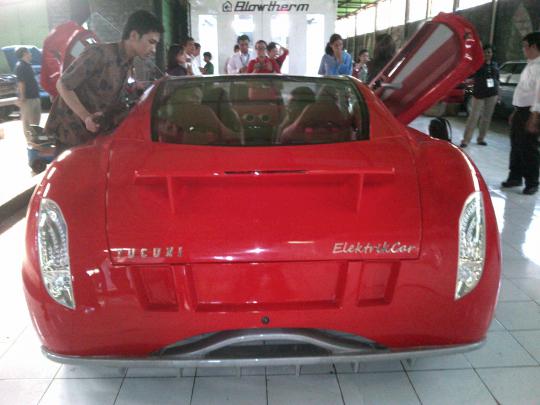 Dahlan Iskan dan mobil listrik Ferrari