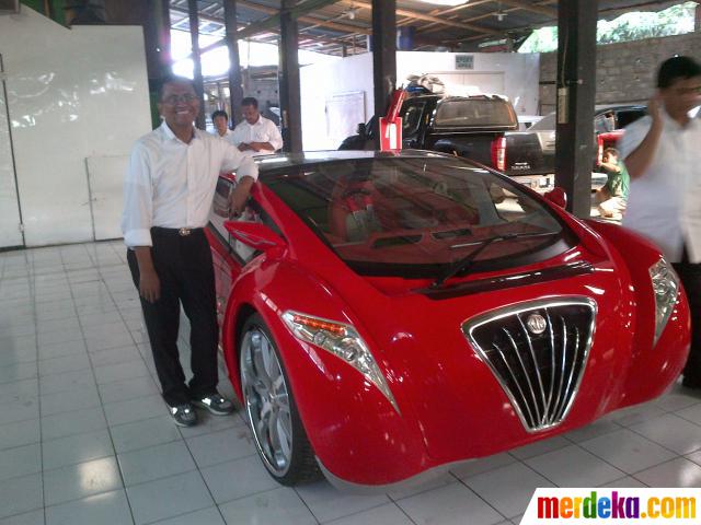 Foto Dahlan Iskan dan mobil listrik  Ferrari merdeka com