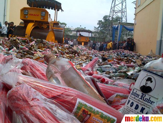 Foto : Puluhan ribu miras dilindas alat berat merdeka.com