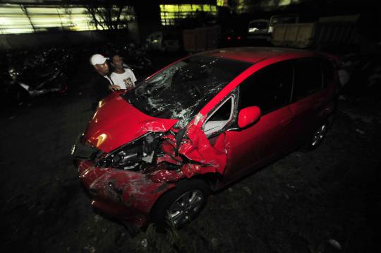Mobil pengendara setengah bugil dirusak massa