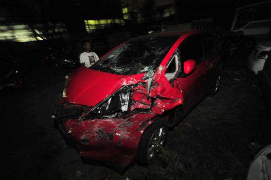 Mobil pengendara setengah bugil dirusak massa