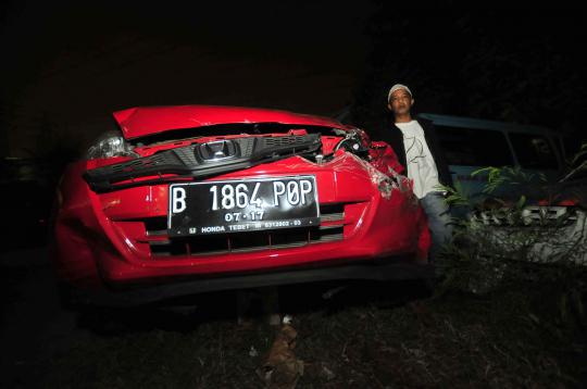 Mobil pengendara setengah bugil dirusak massa